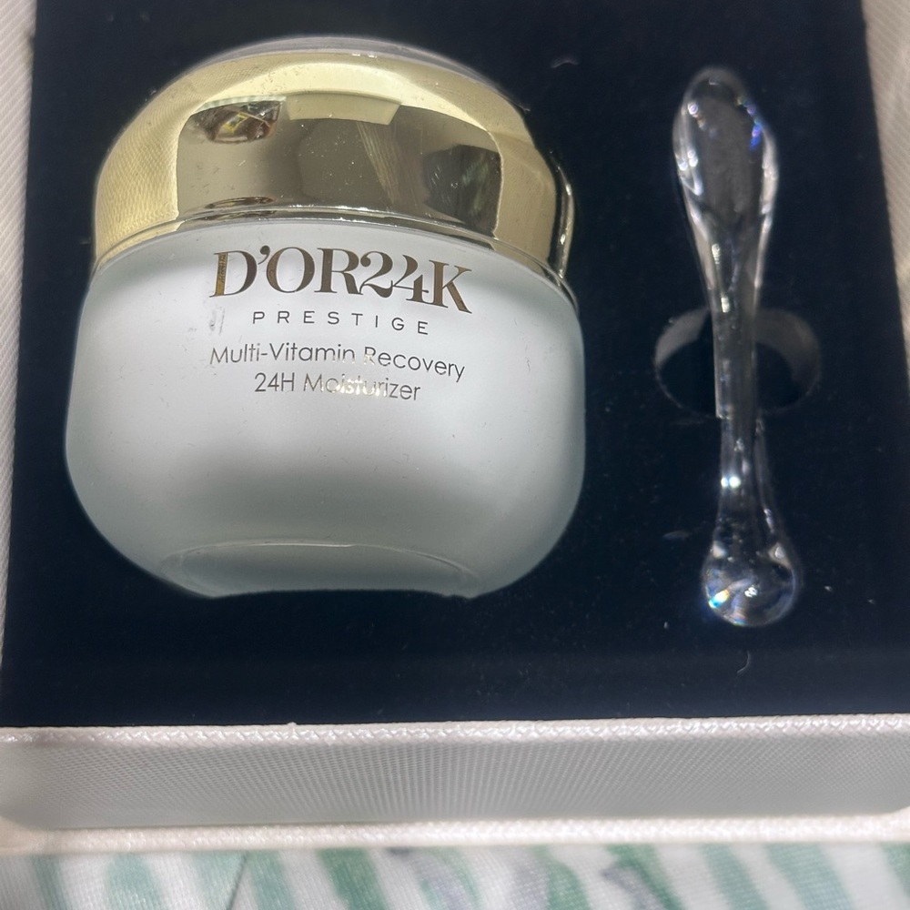 D'Or Skincare Prestige Multi-Vitamin Recovery 24H Moisturizer - Gold and White